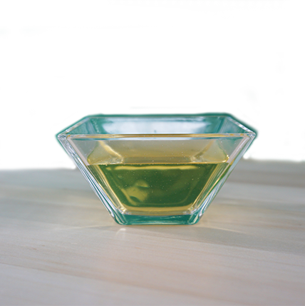 grüner tee, glasdose, glasschüssel, transparentes glas, inhalt grün